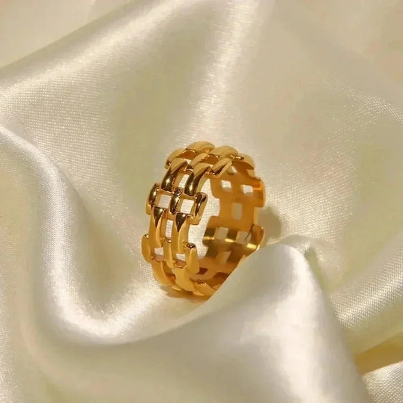 *NEW* 18K  Gold Plated Stainless Steel Overlapped Linked Ring - Picture 2 of 7